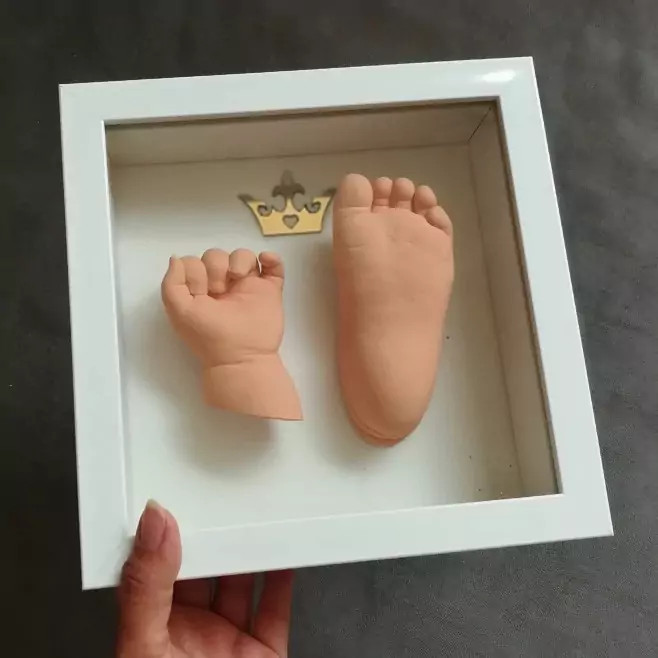 تابلو تندیس دست و پای کودک فریم و باکس قاب از بهترین جنس پی وی سی قاب دارای شیشه برند نی نی تندیس