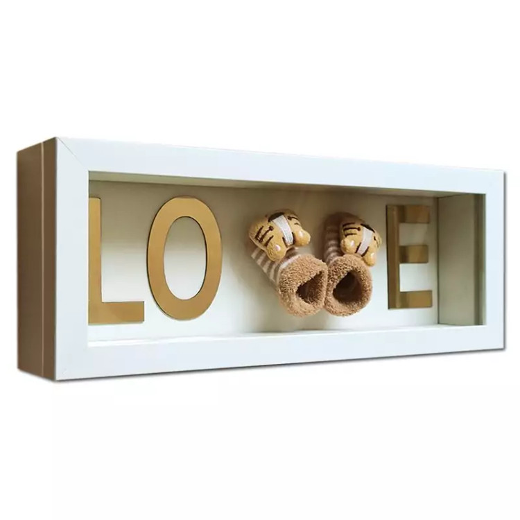 تابلو باکس دار پاپوش نوزادی طرح Love سایز 18x38 همراه با شیشه و آویز برند نی نی تندیس