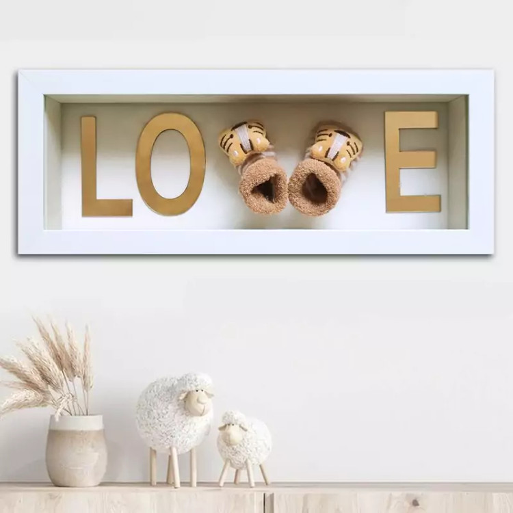 تابلو باکس دار پاپوش نوزادی طرح Love سایز 18x38 همراه با شیشه و آویز برند نی نی تندیس